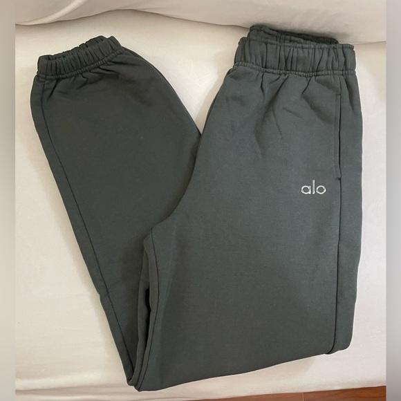 ALO Yoga Pants - Alo Yoga NWOT Accolade Sweatpants Limited Edition Green Grey Size S Unisex
